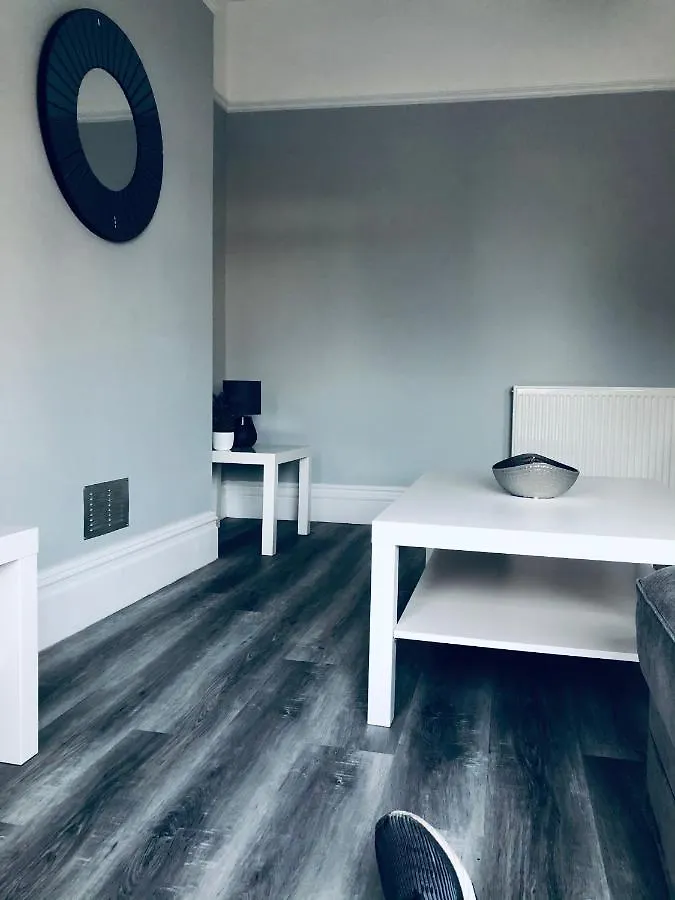 Entire Spacious 4 Bedroom Apartment In Bournemouth