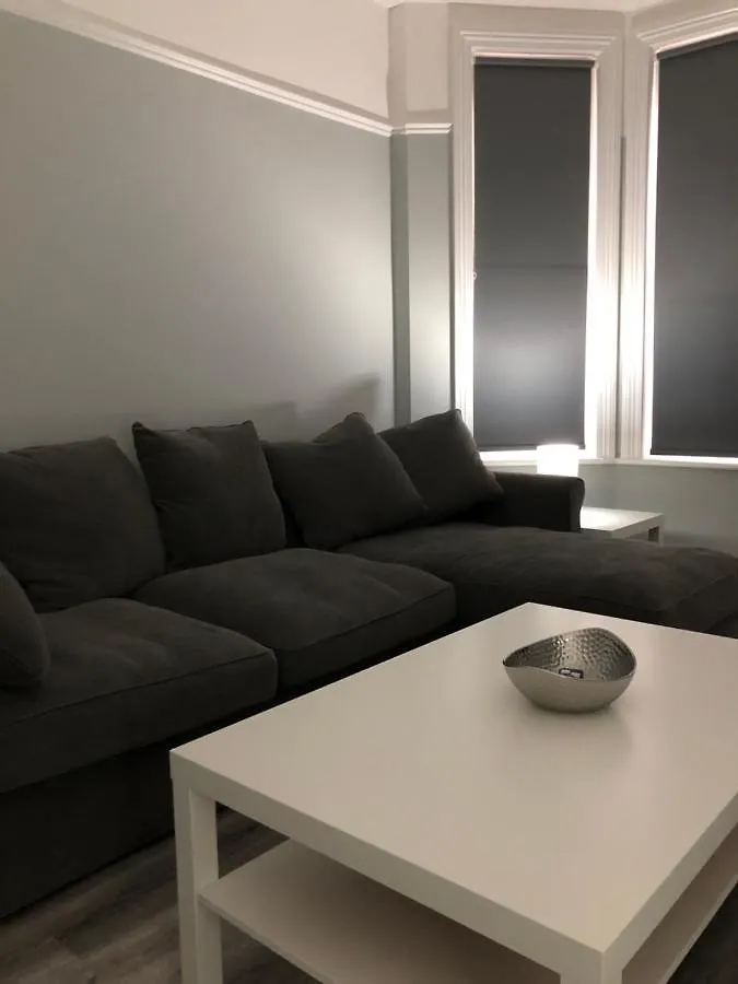 Entire Spacious 4 Bedroom Apartment In Bournemouth