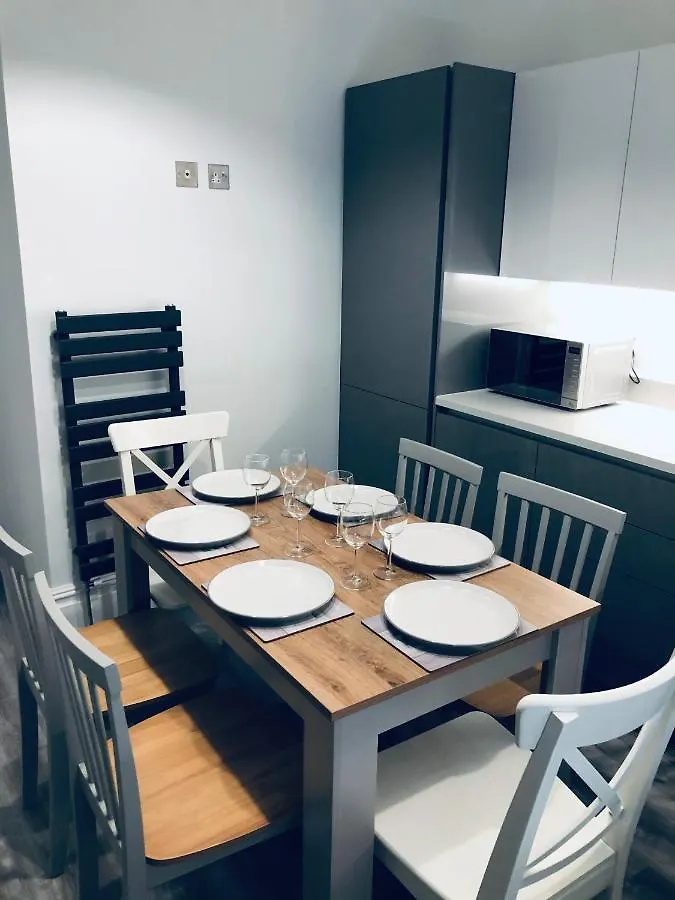Entire Spacious 4 Bedroom Apartment In Bournemouth 0*,