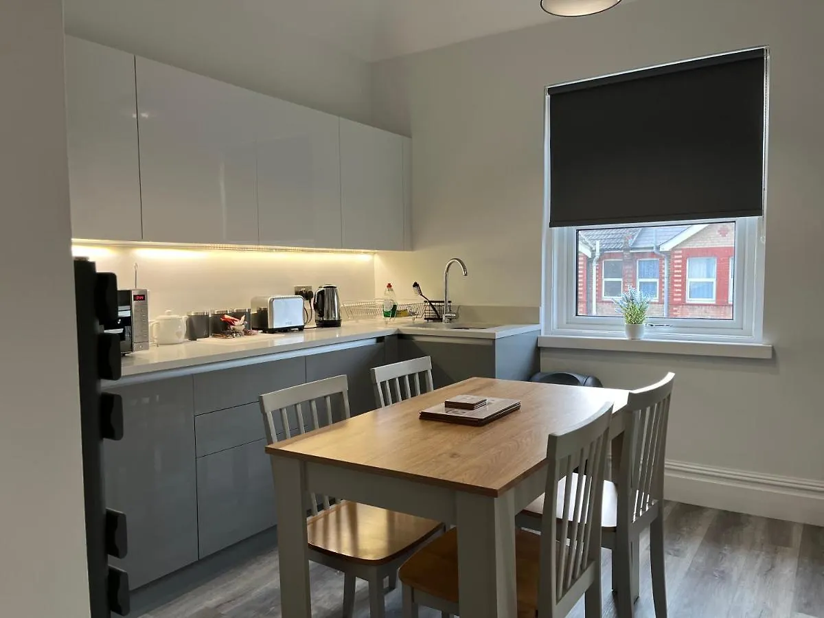 Entire Spacious 4 Bedroom Apartment In Bournemouth