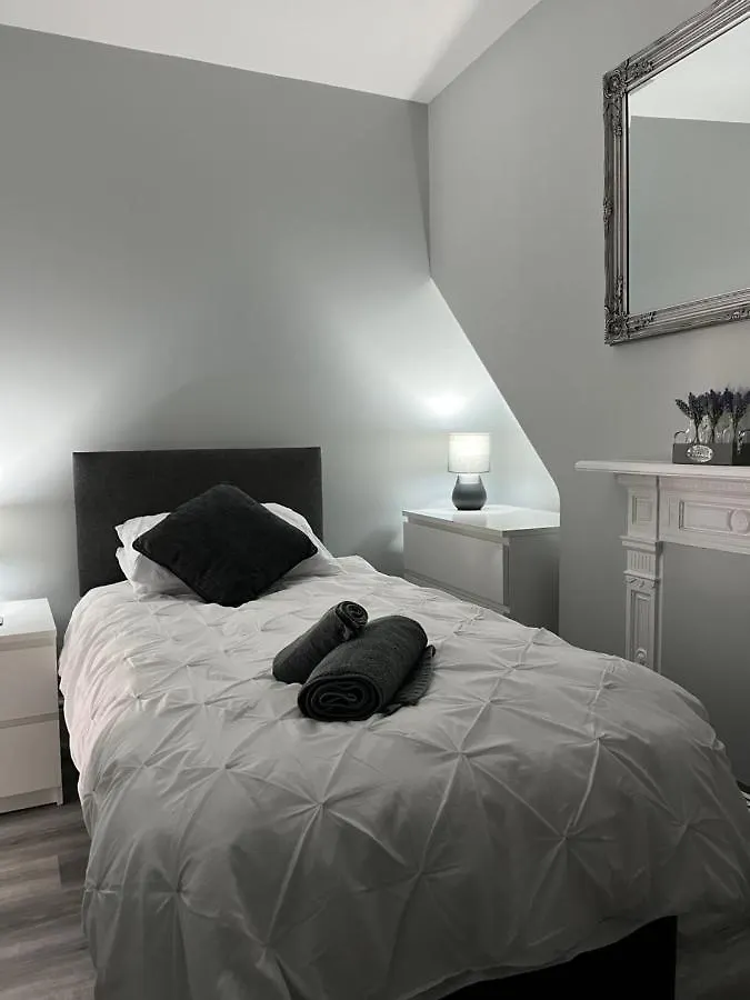 Entire Spacious 4 Bedroom Apartment In Bournemouth