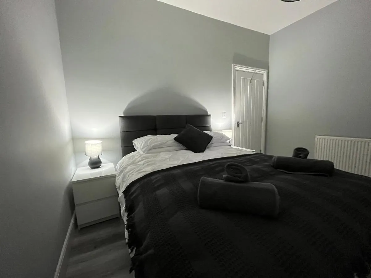 Entire Spacious 4 Bedroom Apartment In Bournemouth 0*,  United Kingdom