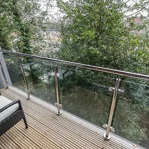 Stylish Town Centre Apartment, W Parking, Nr Bournemouth