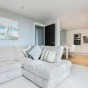 Stunning 2 Bed Apartment, Fabulous Sea View & 2 Minutes To Beach With Parking Bournemouth